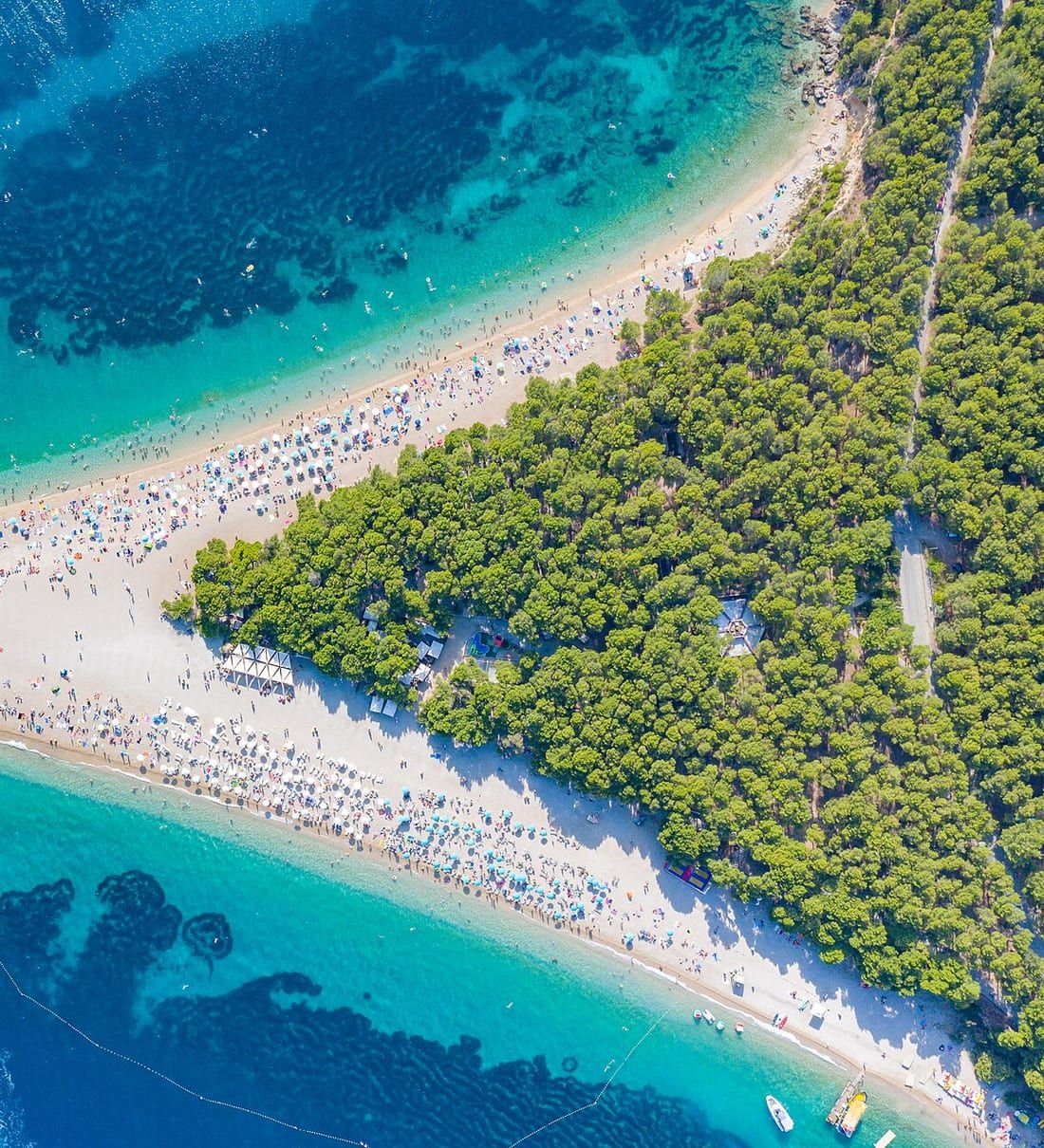 Plaża Zlatni rat na chorwackiej wyspie Brač widziana z góry