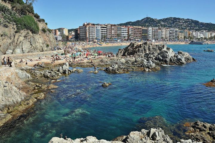 Skaliste wybrzeże i turkusowa zatoka w Lloret de Mar na hiszpańskiej Costa Brava