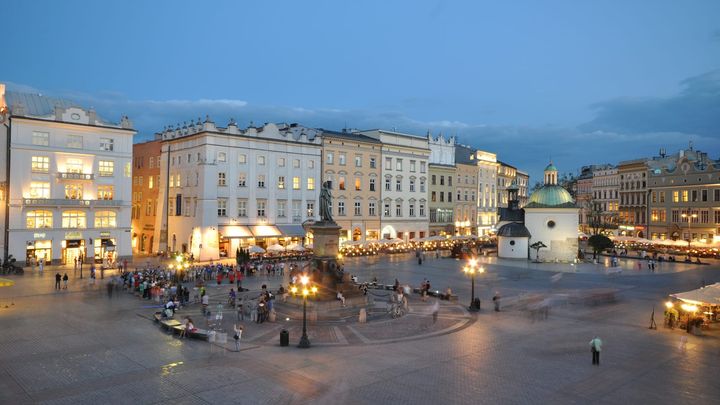 Rynek Główny w Krakowie o zmierzchu