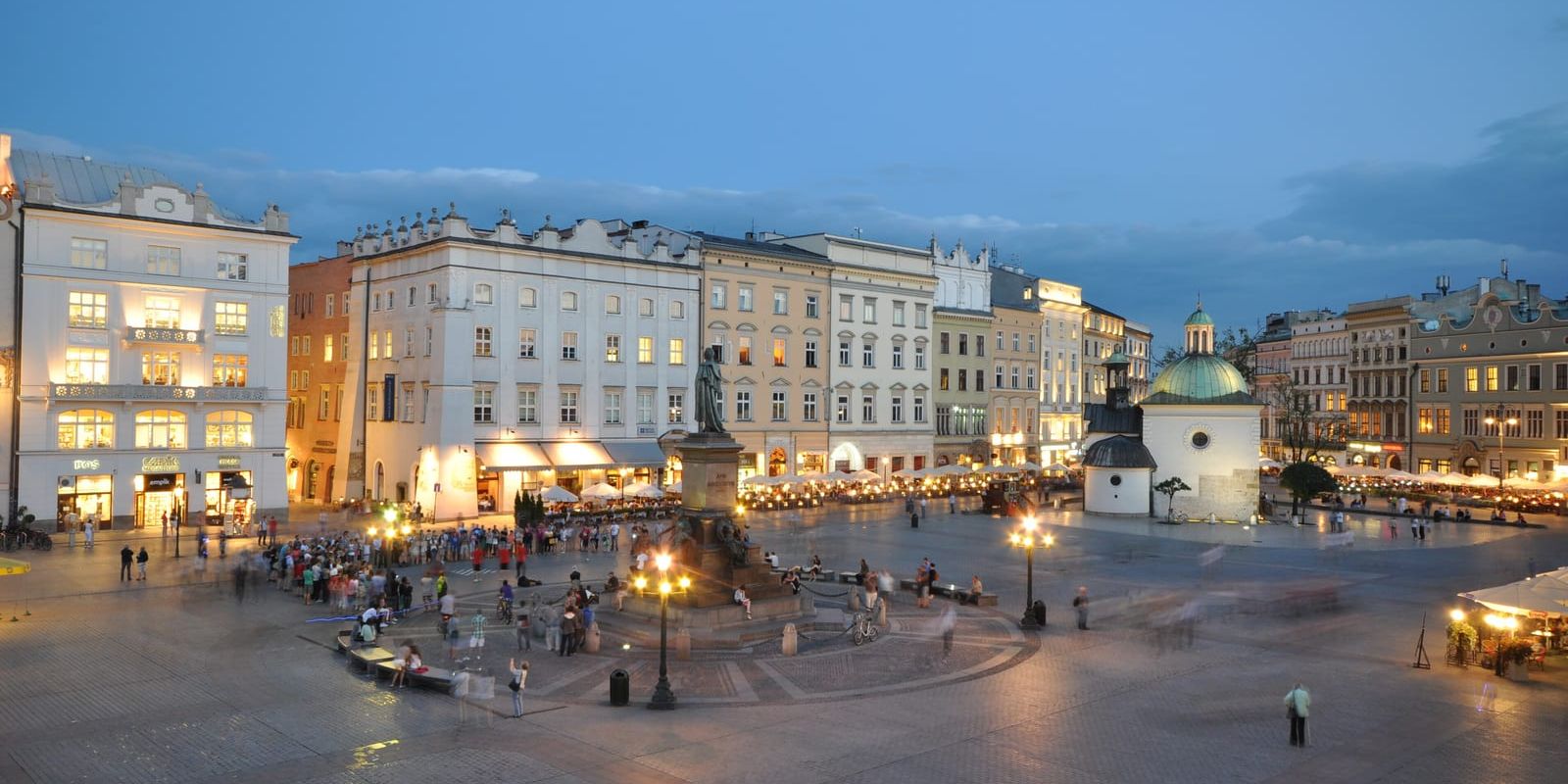 Rynek Główny w Krakowie o zmierzchu, z Sukiennicami i wieżą ratuszową